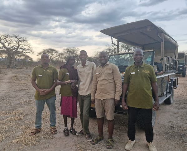 The Hodi Hodi camp team with a safari vehicle